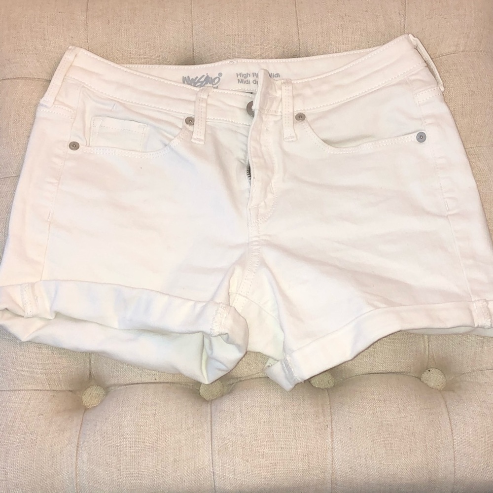 White mossimo shorts